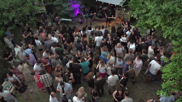 Un nou concept de petrecere apărut în România. De ce aleg tinerii astfel de evenimente