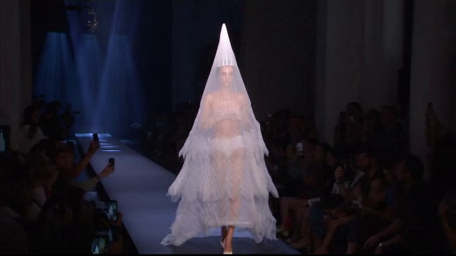 Săptămâna modei de la Paris, inspirată din stilul anilor '70. Piesa de rezistență a colecției