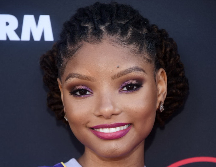Cântăreaţa Halle Bailey va interpreta personajul Ariel în noul film „Mica Sirenă”