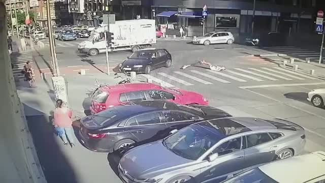 Incidente cu trotinete electrice în trafic. O tânără a fost lovită de o mașină