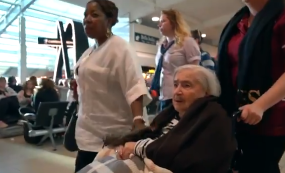 Reacția unei femei care a zburat pentru prima dată cu avionul la 95 de ani