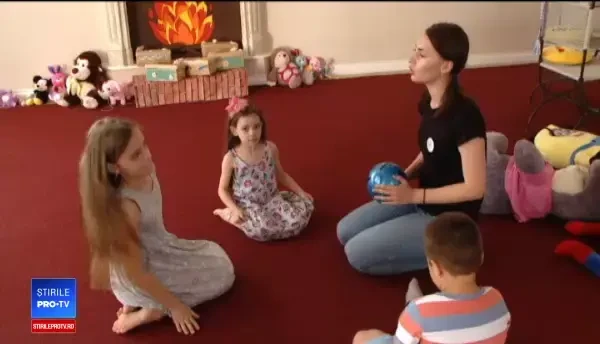 Nu avea cu cine să-și lase fata de 6 ani, a înființat o școală de vară. Ce beneficii oferă