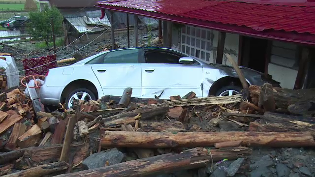 Scene apocaliptice în Rucăr: case și mașini distruse de viitură. Fetiță luată de ape