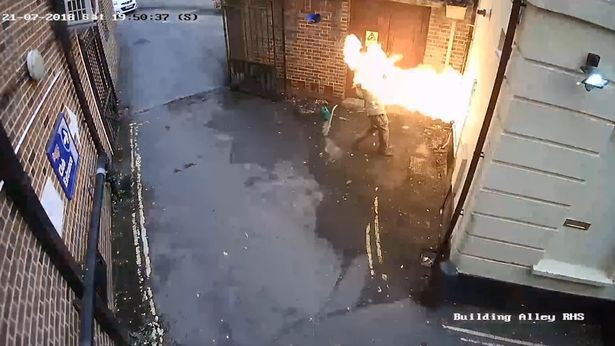 VIDEO. Un terorist incendiază o sinagogă, dar focul îi explodează în față