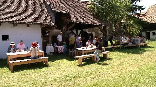 Primul festival gastronomic sătesc are loc în Transilvania. Bucătăresele gătesc în fața turiștilor