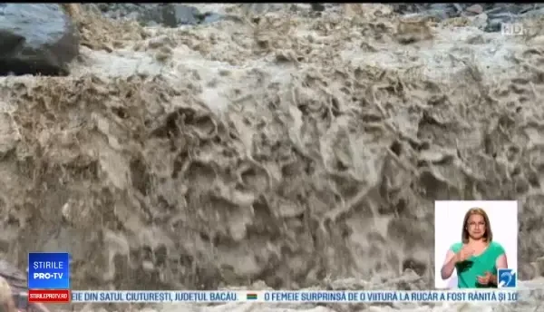 Momentul de coșmar în care viitura a lovit comuna Rucăr. Fetiță luată de ape de lângă casă