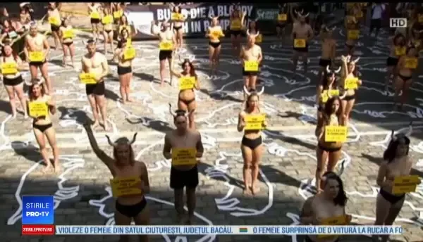 Protest în lenjerie și cu o pereche de coarne pe cap. Nemulțumirea a zeci de oameni