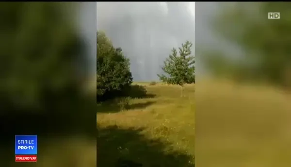 Un fuior de tornadă a făcut prăpăd într-o comună ieșeană. O femeie a ajuns la spital