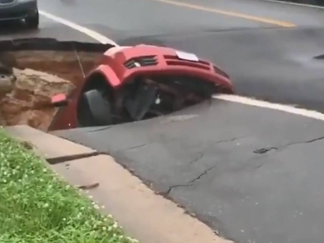 VIDEO. O mașină a fost „înghițită” complet de o gaură formată în asfalt