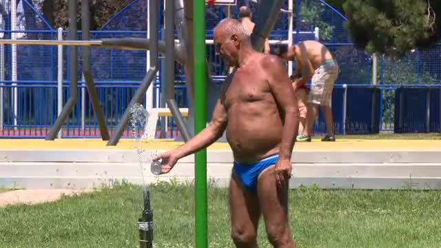 Pensionarii care n-au putut ajunge la mare și-au luat costumele de baie și au mers în parc