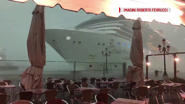 Momentul în care un vas de croazieră era să se izbească de faleză, în Veneția