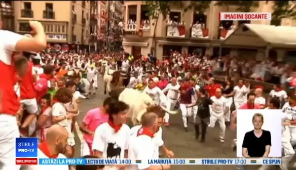 Momentul în care turiștii sunt puși la pământ de taurii furioși, la Festivalul de la Pamplona