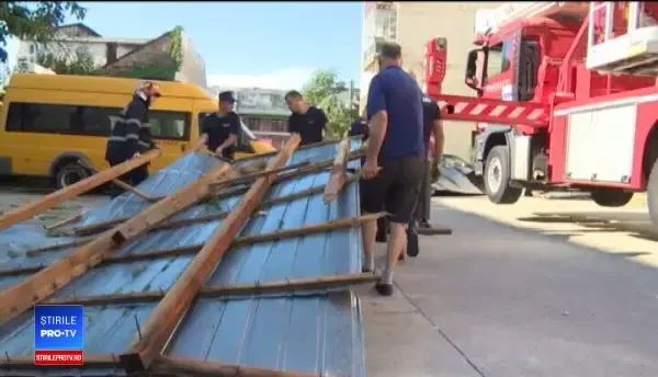 Furtunile au făcut prăpăd în țară, vântul a suflat cu 120 km/h. Mărturiile oamenilor