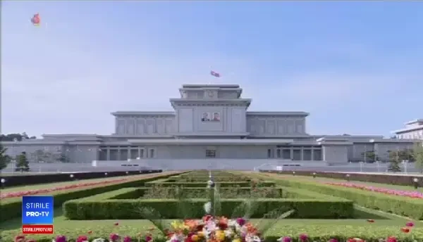 Kim Jong-un l-a omagiat pe bunicul său, Kim Ir Sen, la 25 de ani de la moartea acestuia