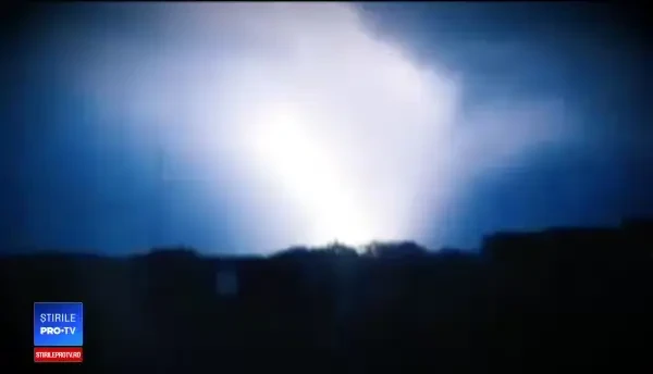 După caniculă a venit potopul. Copaci rupţi de furtuni, proiectile înfipte în parbrize