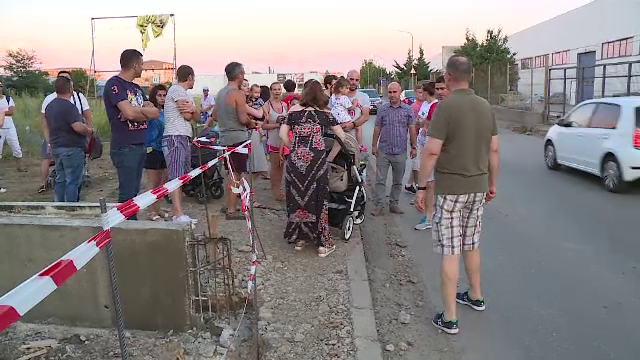 Locuitorii unui cartier din Bragadiru nu au trotuare. Cum se chinuie oamenii să se deplaseze