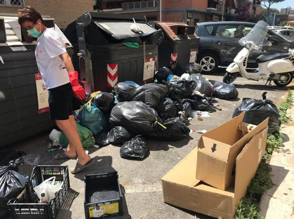 Cazul româncei ce riscă o amendă pentru că a strâns gunoiul în Roma. Reacţia autorităţilor