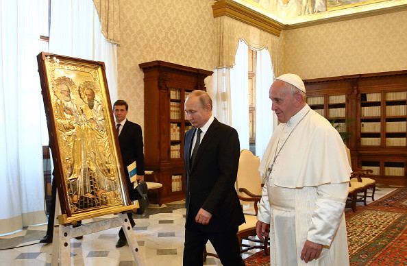 Ce-a pățit jurnalistul care l-a înjurat pe Putin de mamă, ca la ușa cortului, în direct la TV