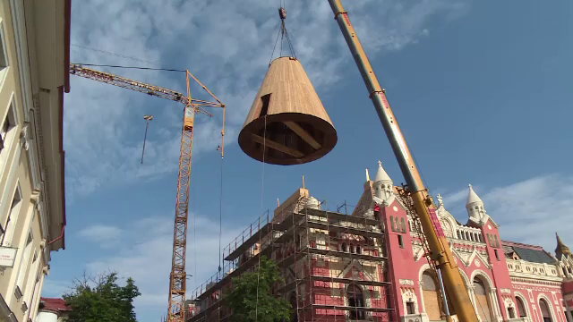 La un an de la incendiul care a mistuit Palatul Episcopal din Oradea, a fost montată turla