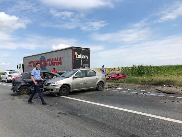 Accident cu 19 răniţi şi 1 mort în Olt. Trei maşini, două tiruri şi un microbuz s-au ciocnit
