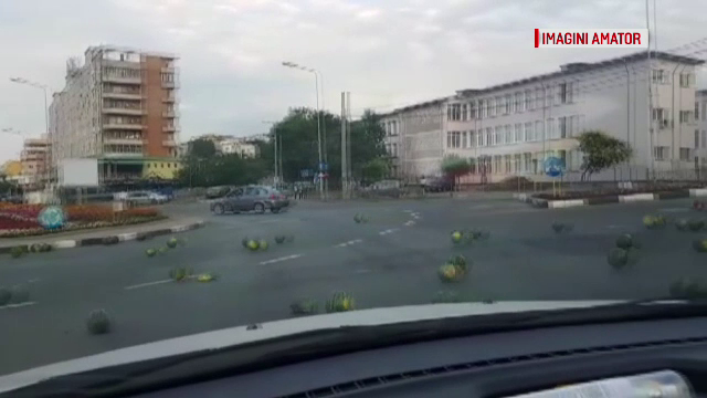 Intersecţie blocată de sute de pepeni, în Tulcea. Imaginile au devenit virale