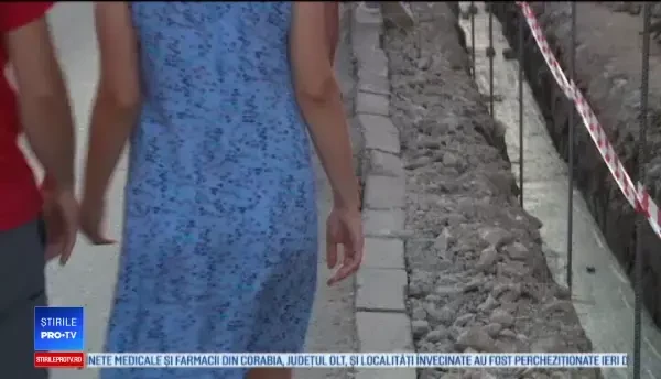 Locuitorii unui cartier din Bragadiru nu au trotuare. Cum se chinuie oamenii să se deplaseze
