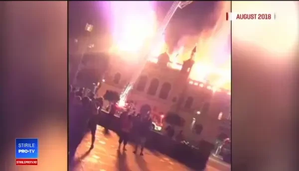 La aproape un an de la incendiul care a mistuit Palatul Episcopal din Oradea, a fost montată turla principală