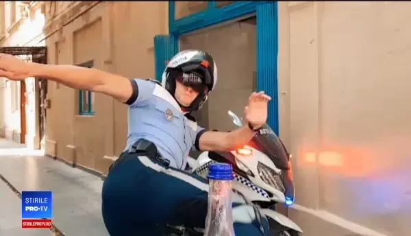 Motivul pentru care un polițist s-a filmat desfăcând cu piciorul capacul unei sticle
