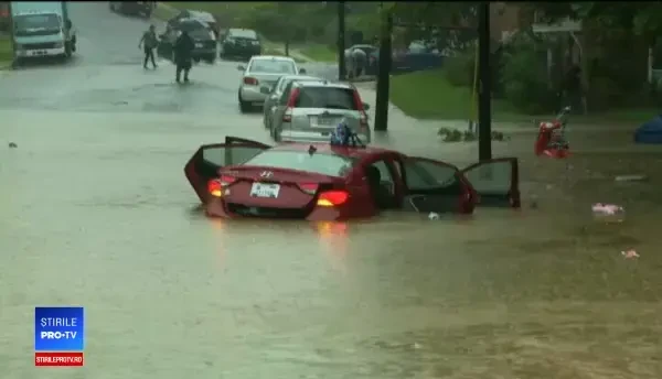 O ploaie torențială a făcut ravagii în Washington. Șoferii s-au urcat pe mașini