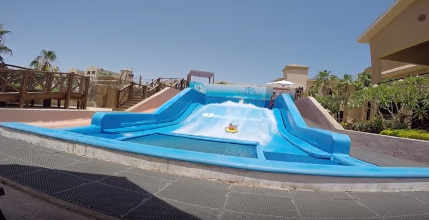 A rămas dezbrăcată și la un pas să ajungă paralizată. Ce a pățit într-un parc acvatic