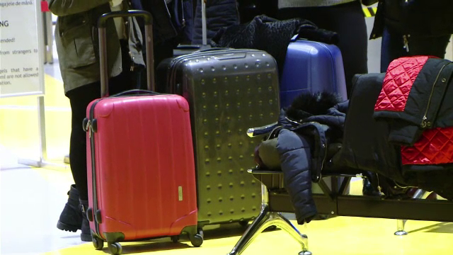 Metoda prin care o ”măicuță” stoarce de bani călătorii de pe Aeroportul din Iași