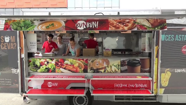 Rulotele cu mâncare au împânzit marile oraşe. Chiar şi restaurantele apelează la ele