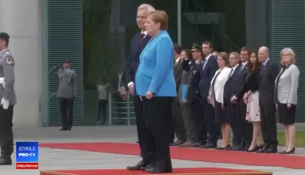 Angeka Merkel a fost surprinsă din nou tremurând