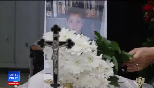 Luca, băiețelul ucis în bătaie de mamă a fost înmormântat. Cuvintele preotului pentru copil
