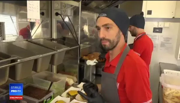 Rulotele cu mâncare au împânzit marile oraşe. Chiar şi restaurantele apelează la ele