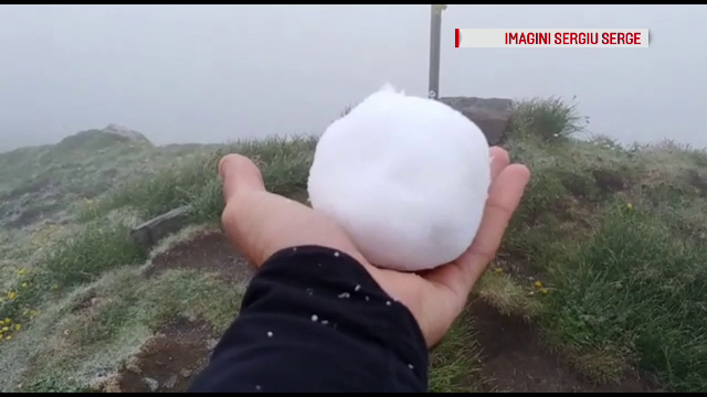 Peisaj de iarnă în plină vară la munte. A nins pe vârful Omu