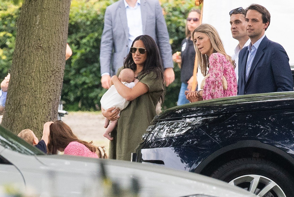 Meghan Markle, criticată aspru pentru că „nu știe să-și țină copilul în brațe”