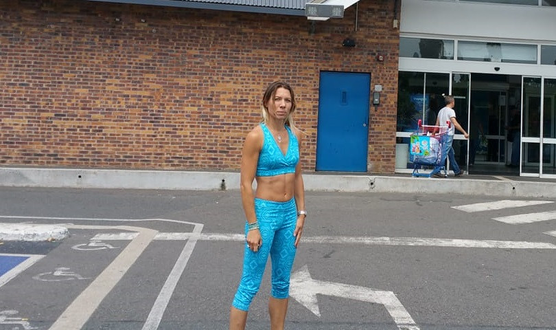 Venea de la muncă, dar nu a fost lăsată să intre într-un magazin. Cum era îmbrăcată