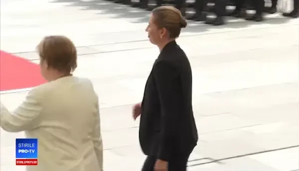 Merkel a stat pe scaun în timpul intonării unor imnuri de stat, din cauza tremuratului