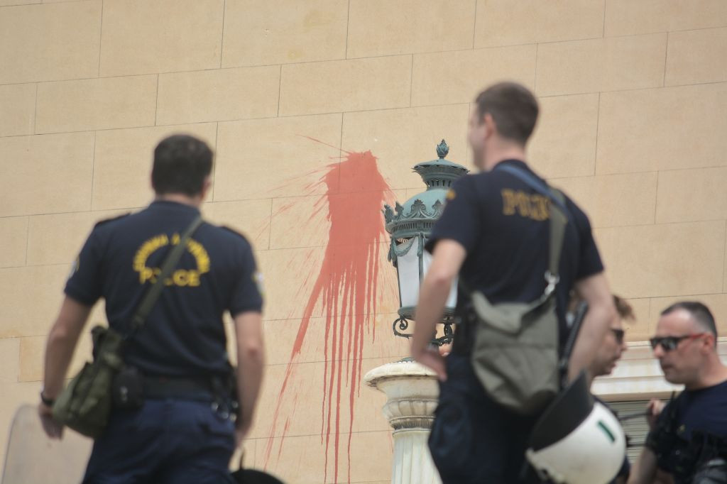 Doi polițiști răniți în urma unui atac asupra unui comisariat din centrul Atenei