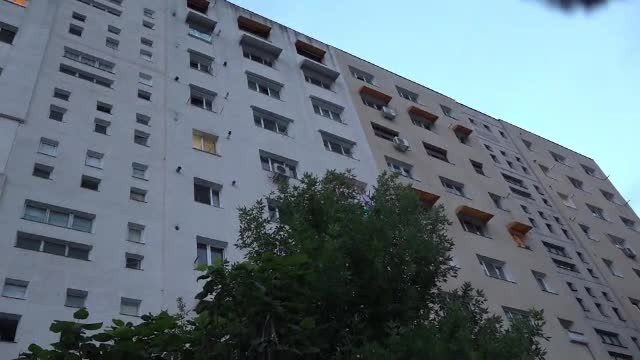 Un copil de 2 ani a murit după ce a căzut de la etajul 9. Era acasă cu tatăl lui