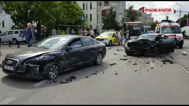Două mașini avariate în urma unui accident provocat de vatmanul unui tramvai, în Iași
