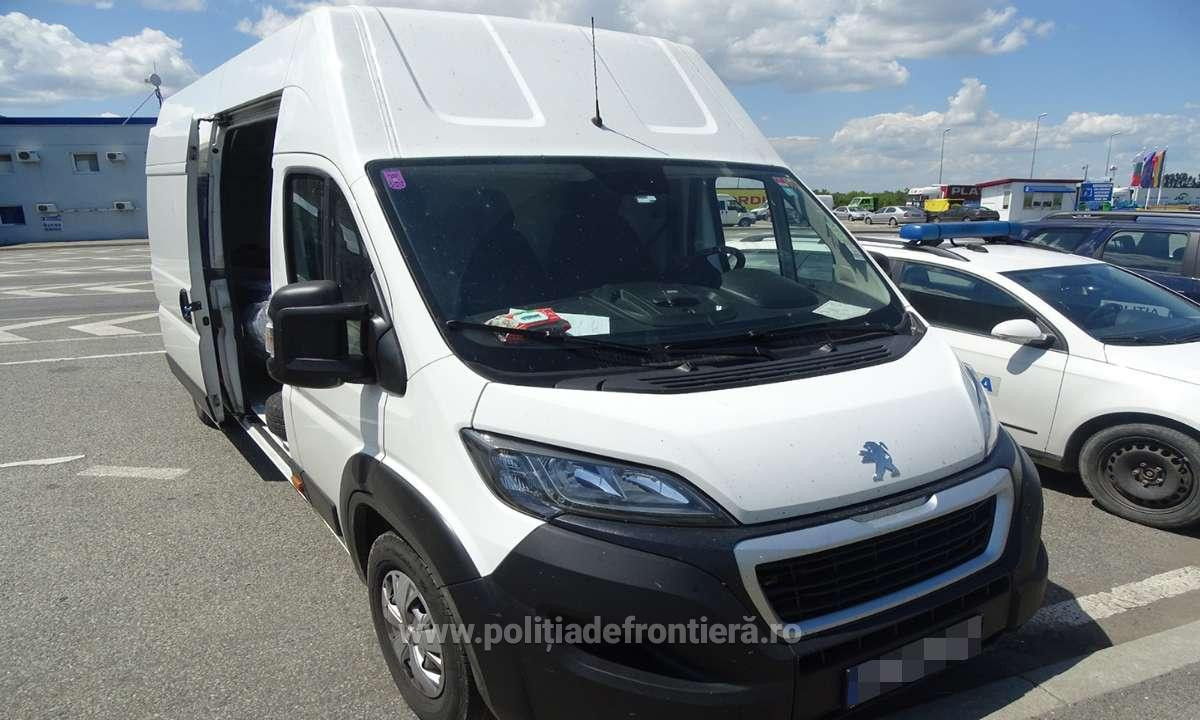 Ce au găsit polițiștii într-un microbuz. Erau ascunși printre echipamente de scufundări