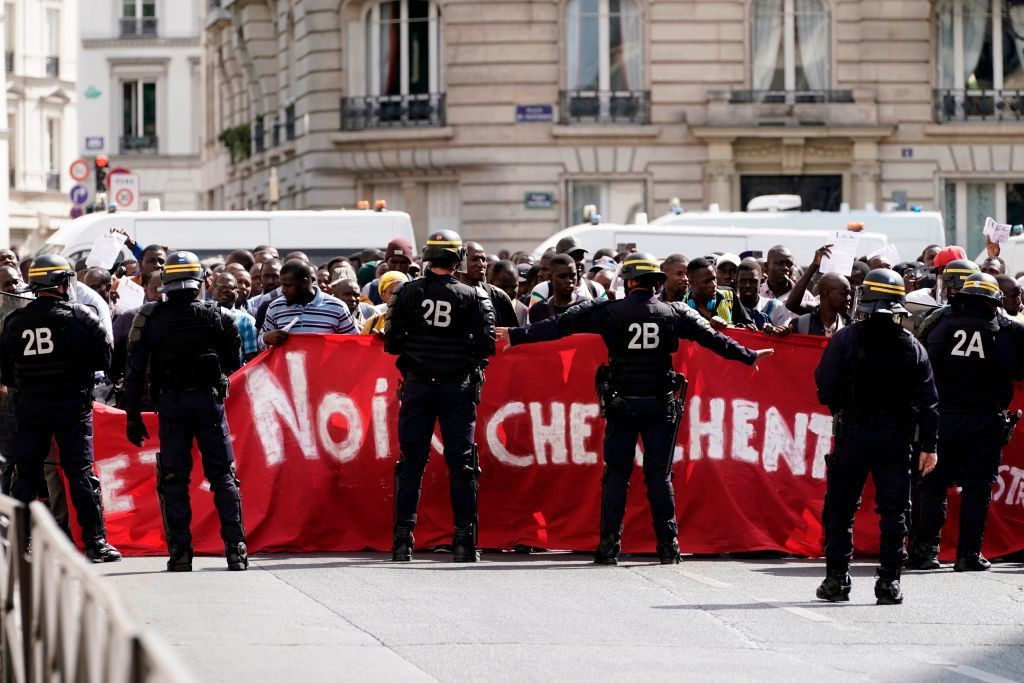 Protest al „vestelor negre” la Panteonul din Paris. Ce nemulțumiri au oamenii. FOTO
