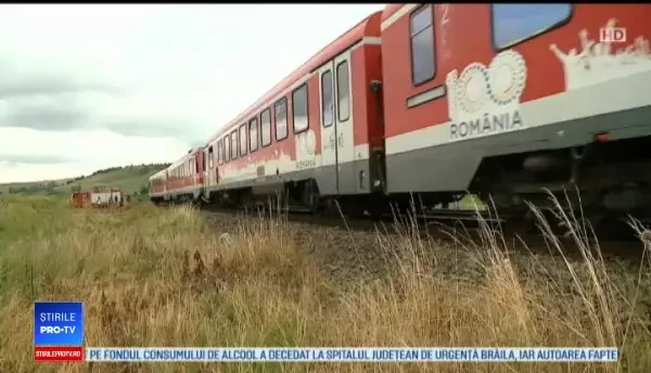 Mașină spulberată de tren, în Cluj. Șoferul și pasagerul au murit pe loc