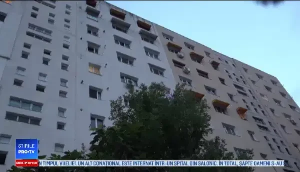 Un copil de 2 ani a murit după ce a căzut de la etajul 9. Era acasă cu tatăl lui