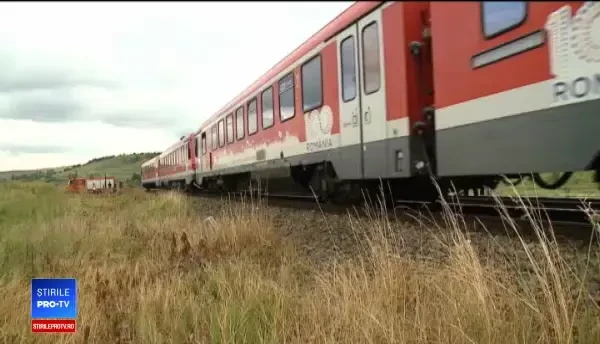 Mașină spulberată de tren, în Cluj. Șoferul și pasagerul au murit pe loc