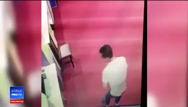 Momentul în care un bărbat fură bani dintr-o pizzerie din Vaslui. VIDEO