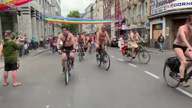 Motivul pentru care mai mulți bicicliști au ieșit dezbrăcați pe străzi