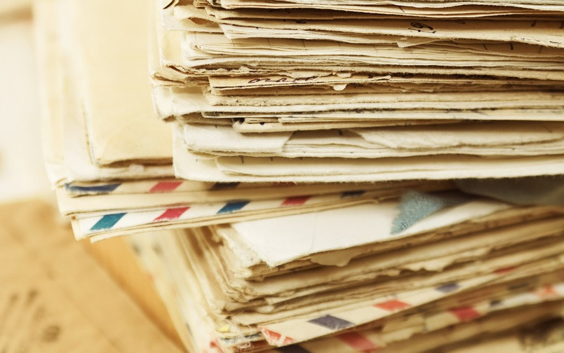 Motivul pentru care un poștaș a îngropat mii de plicuri în pădure